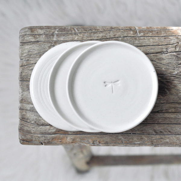 talerzyk z białej porcelany pod świecę, tworzony ręcznie