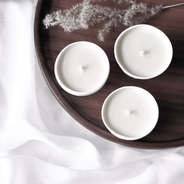 zestaw prezentowy 3 świec z wosku sojowego, w ręcznie tworzonych naczyniach z białej porcelany