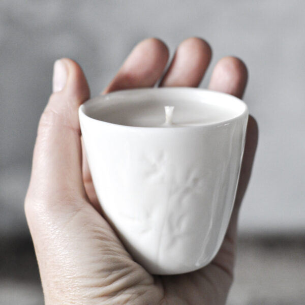 świeca sojowa w ręcznie wykonanej miseczce z porcelany