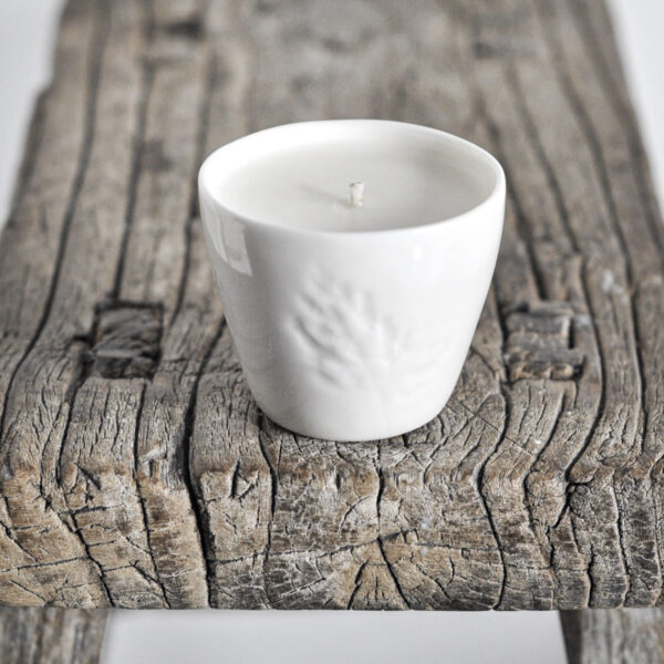 unikalna, ręcznie tworzona świeca z wosku sojowego, w miseczce z białej porcelany