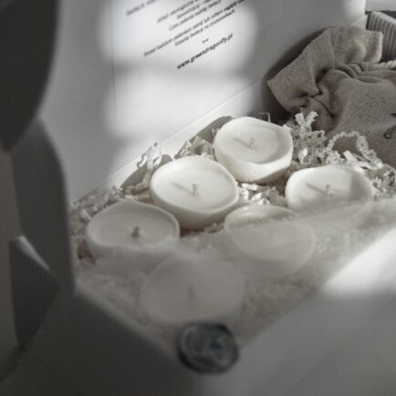 „Chwile”- zestaw 6 małych świec w porcelanowych miseczkach oraz 12 wkładów uzupełniających