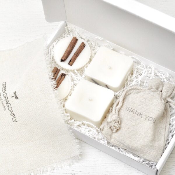 Pachnący zestaw prezentowy, ręcznie tworzonych świec i pachnących wosków w eleganckim, białym kartoniku.