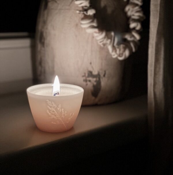 Pachnąca świeca w porcelanowej miseczce Delicate - Mea, zapalona