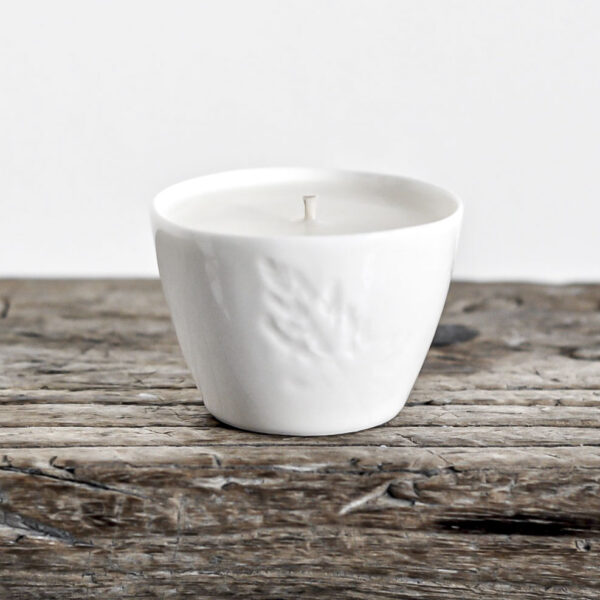 unikalna świeca sojowa w ręcznie tworzonej miseczce z porcelany